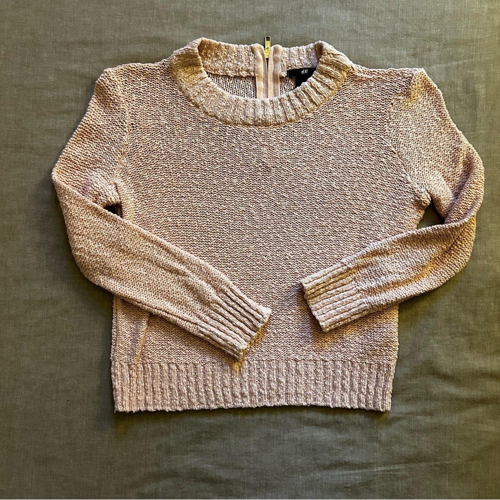 H&M pale pink 3/4 ribbed sleeve sweater, zip back. Like new.